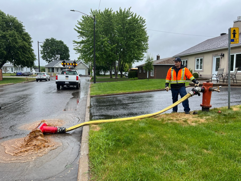 Après la fermeture de la dernière vanne, l'eau commence à couler. 