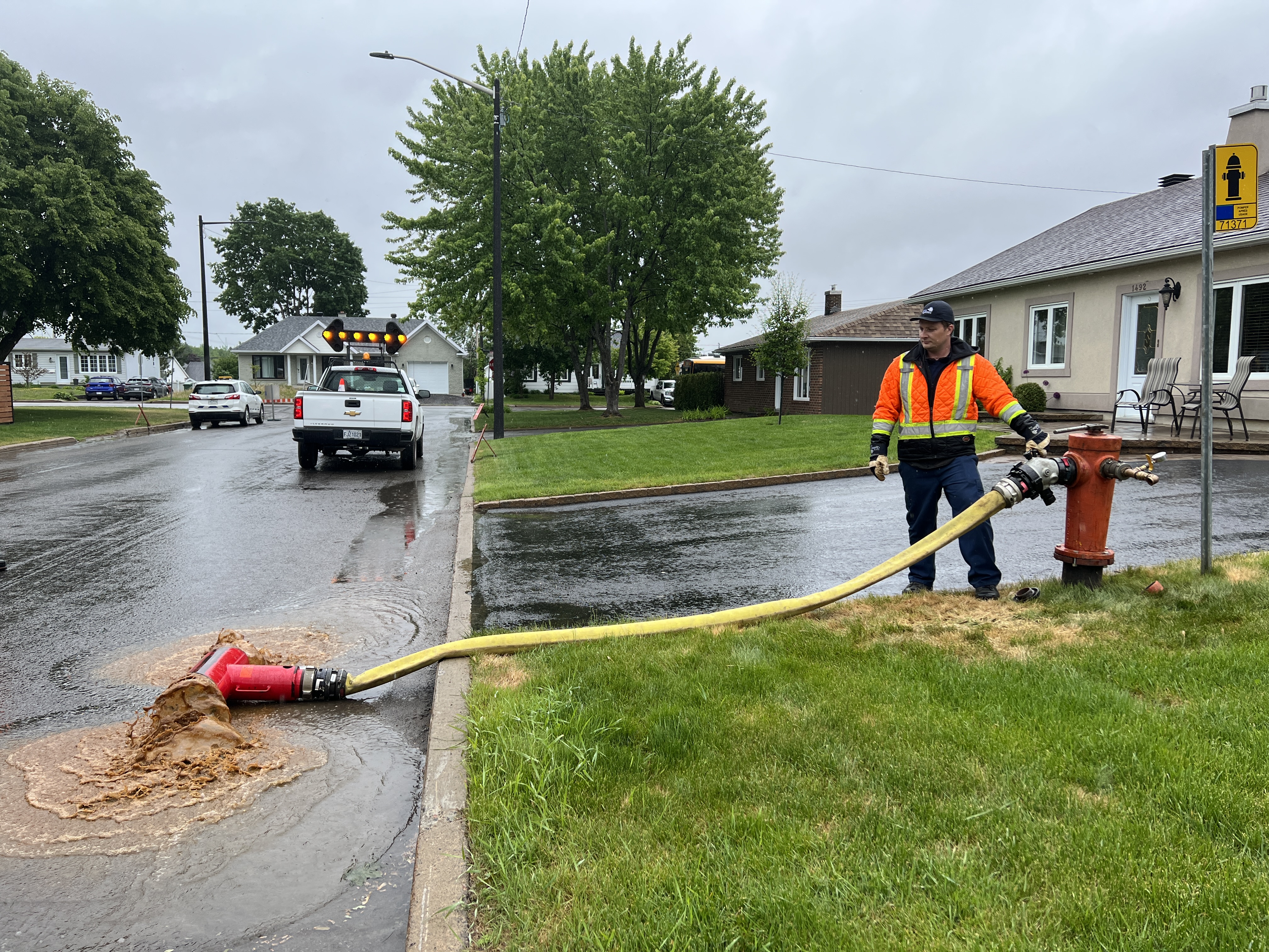 Après la fermeture de la dernière vanne, l'eau commence à couler.