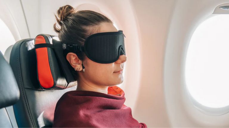 Un aperçu du masque ALLasleep utilisé en avion. aperçu ALLasleep masque de sommeil avion