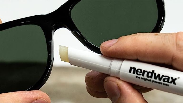 aper&ccedil;u application de cire nerdwax aux lunettes