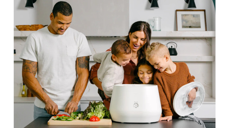 Il a la capacité de composter les aliments, les pelures de légumes, les petits os de poulet, les restes de fruits en environ 4 heures. C'est rapide pour créer son propre fertilisant. Il a la capacité de composter les aliments, les pelures de légumes, les petits os de poulet, les restes de fruits en environ 4 heures. C'est rapide pour créer son propre fertilisant.