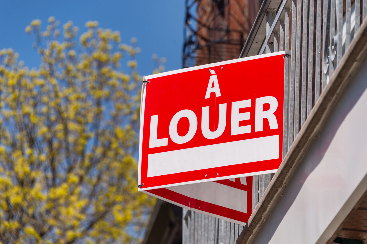 Une enseigne «À louer» devant un immeuble