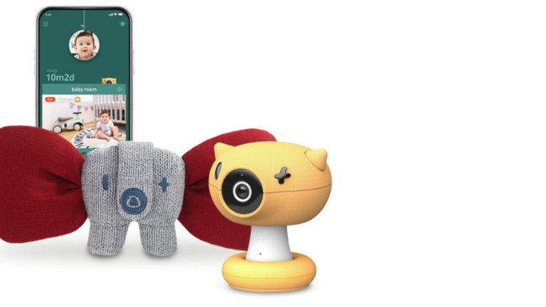 C'est qu'un capteur est int&eacute;gr&eacute; dans le nez de la peluche. L'enfant peut la prendre et la pr&eacute;senter &agrave; la cam&eacute;ra. Celle-ci d&eacute;tecte le capteur en question et une chanson d&eacute;bute.&nbsp;