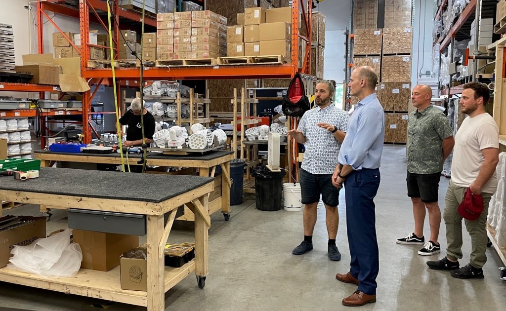 Soutien DEC à Lü et Holos