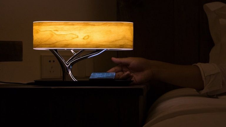 En plus d'être pratique, la lampe de chevet Ampulla est chic et ajoute une belle ambiance à n'importe quelle pièce. Ampulla Light sur une table de chevet