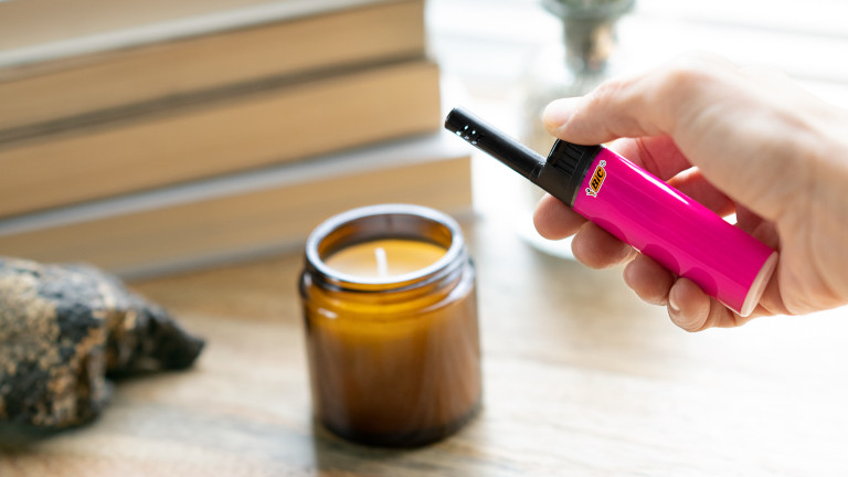 Le briquet EZ Reach de Bic nous permet d'allumer nos chandelles sans que l'on risque de se brûler les doigts. Briquet BIC EZreach