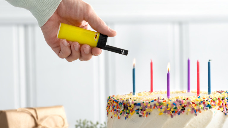 Avec sa petite cheminé, le EZ Reach de Bic nous permet d'allumer facilement des chandelles comme celles d'un gâteau. Briquet BIC EZ Reach gâteau