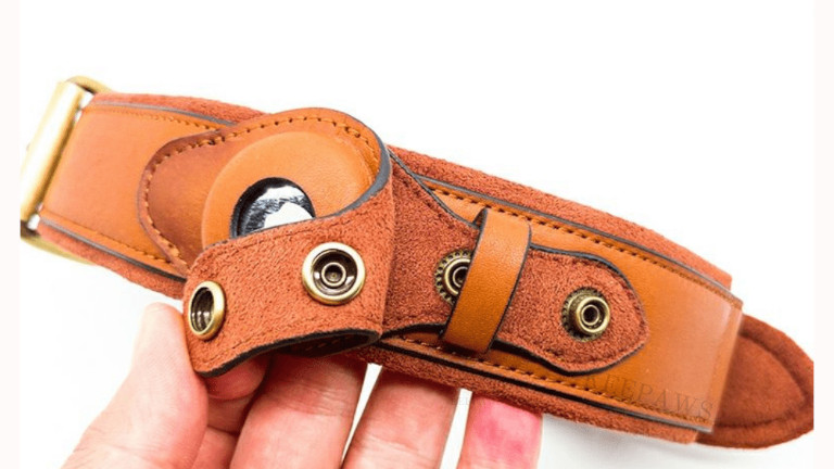 Le collier Keepaws contient une petite pochette qui peut tenir l'Airtag sécuritairement au cou de notre chien. collier keepaws airtag chien cuir sécuritaire pochette cachée
