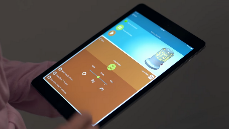 Comme son nom l’indique, le projecteur Smart Connect est intelligent et branché à notre téléphone grâce à une app. projecteur smart connect fisher price application mobile