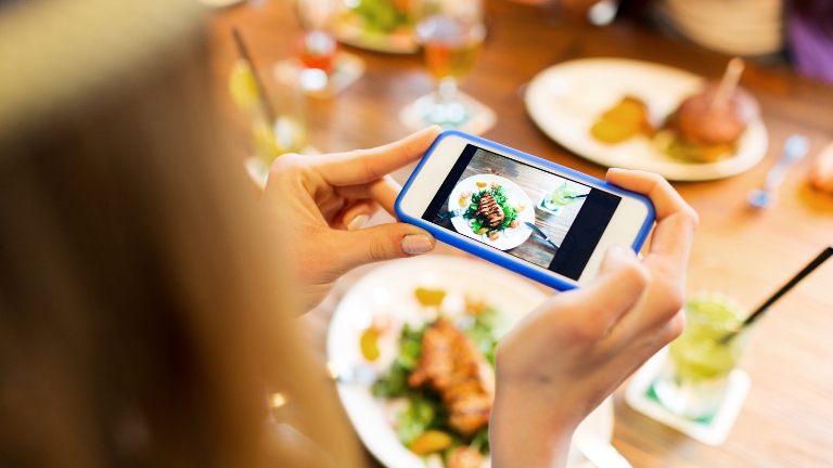utilisation du cellulaire au restaurant