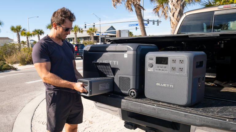 À l'aide des batteries B70, on peut charger notre réfrigérateur Multicooler. Crédit: Bluetti Bluetti batterie AC180BT réfrigérateur MultiCooler