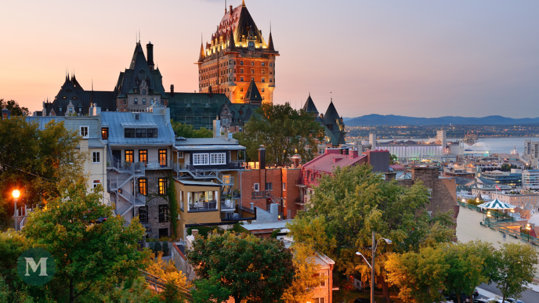 Image aérienne de la Ville de Québec montrant le Château Frontenac surplombant la basse-ville et le fleuve.