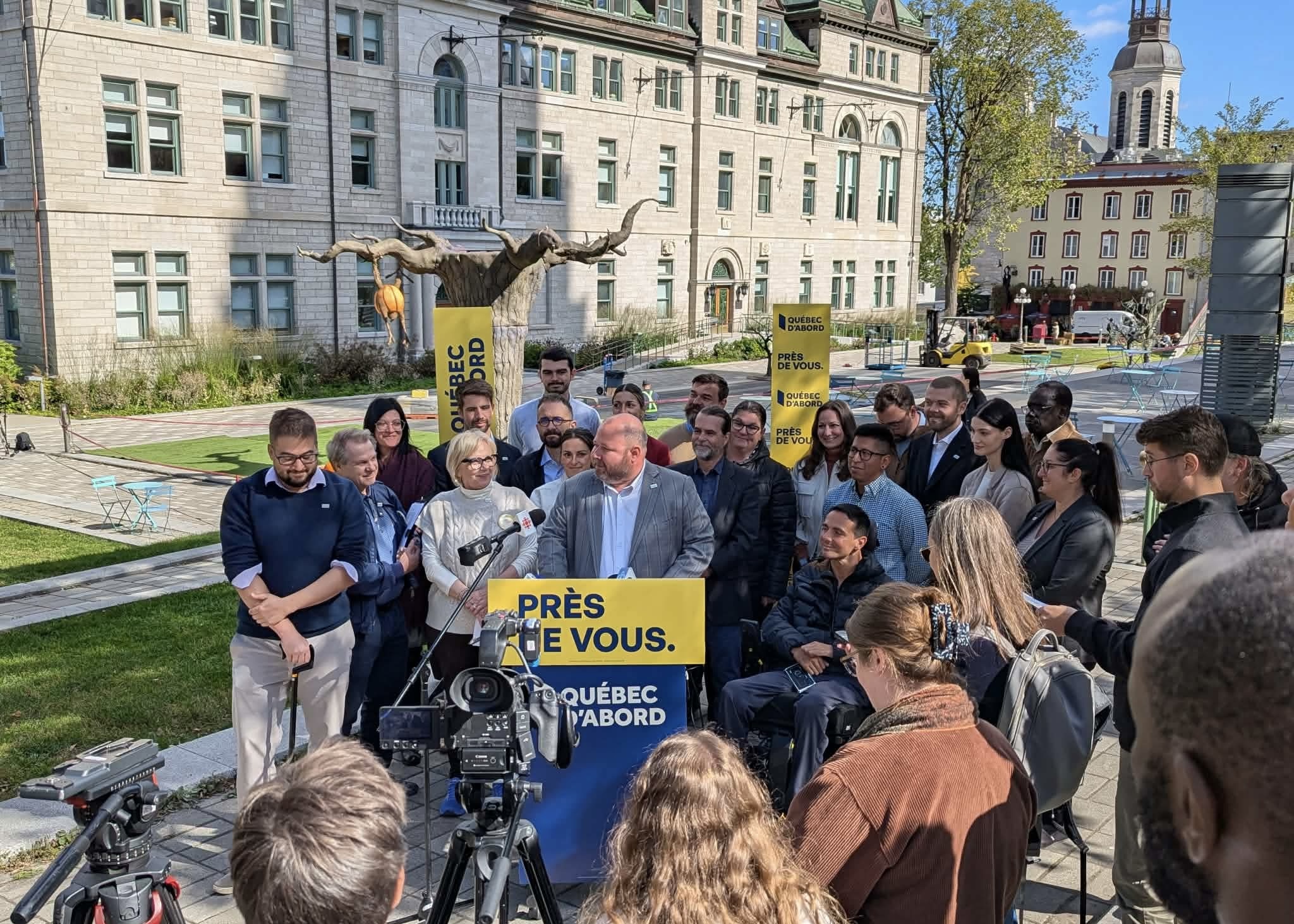 Claude Villeneuve, candidat à la mairie de Québec, accompagné des candidats de Québec d'abord devant l'hôtel de ville.