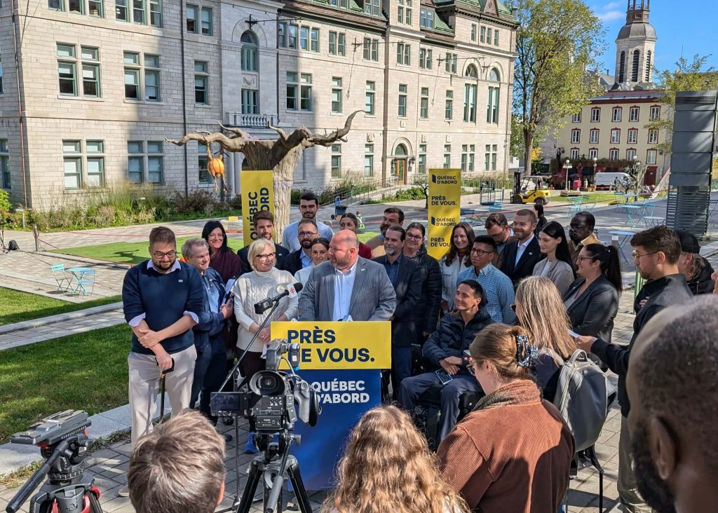 Claude Villeneuve, candidat à la mairie de Québec, accompagné des candidats de Québec d'abord devant l'hôtel de ville.