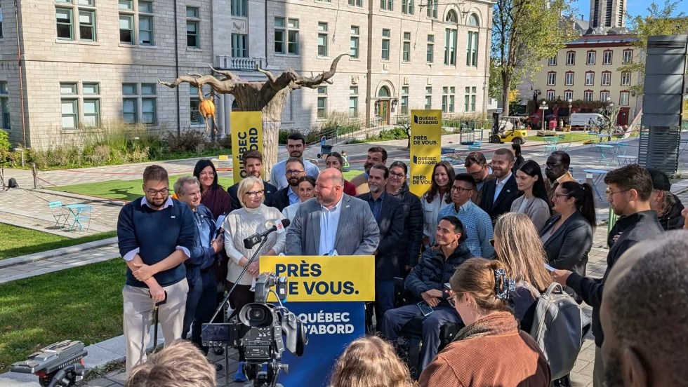Claude Villeneuve, candidat à la mairie de Québec, accompagné des candidats de Québec d'abord devant l'hôtel de ville.