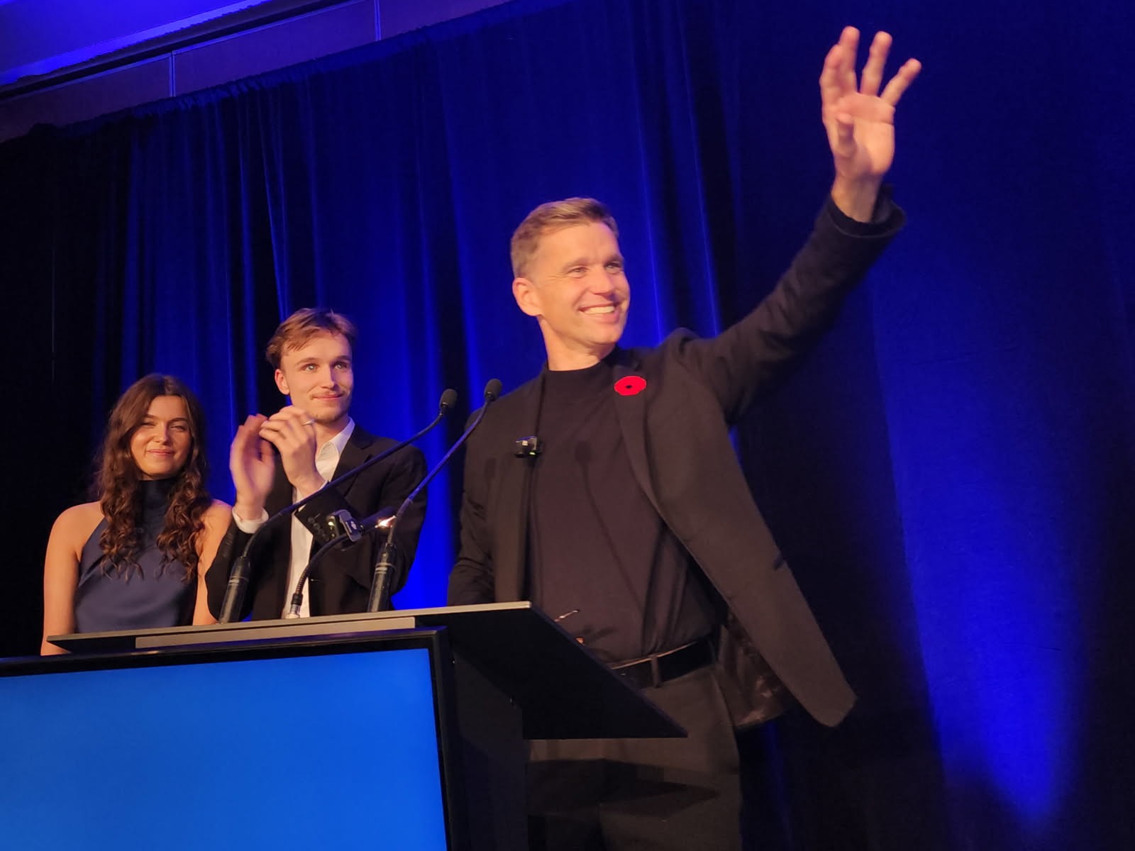 Bruno Marchand salue la foule lors de son discours de victoire, après avoir été réélu comme maire de Québec.