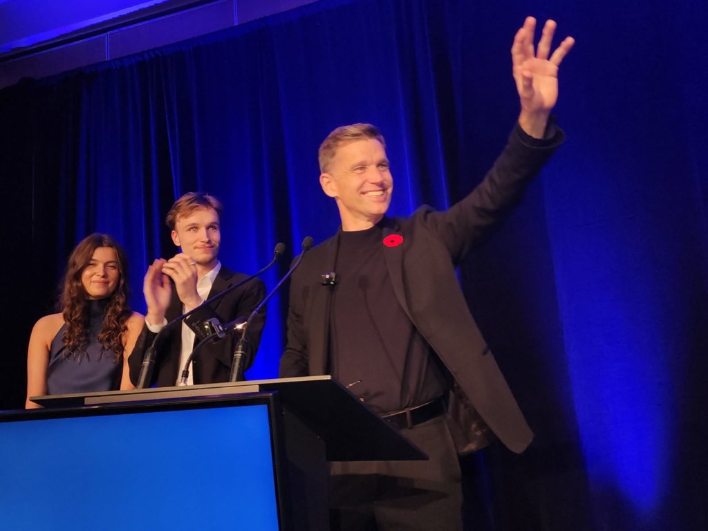 Bruno Marchand salue la foule lors de son discours de victoire, après avoir été réélu comme maire de Québec.