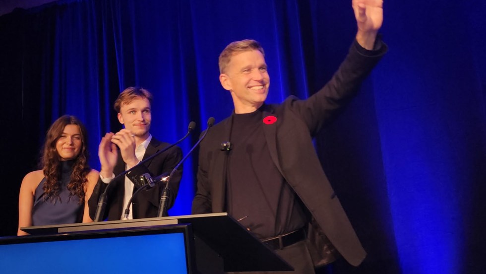Bruno Marchand salue la foule lors de son discours de victoire, après avoir été réélu comme maire de Québec.