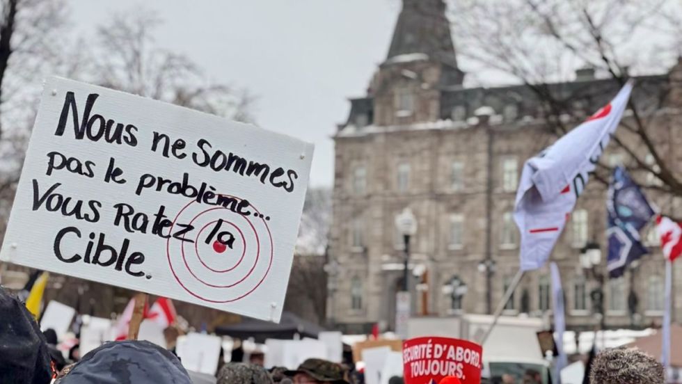 Des manifestants pro-armes lors d'un rassemblement devant l'Assemblée nationale le 28 février 2028.