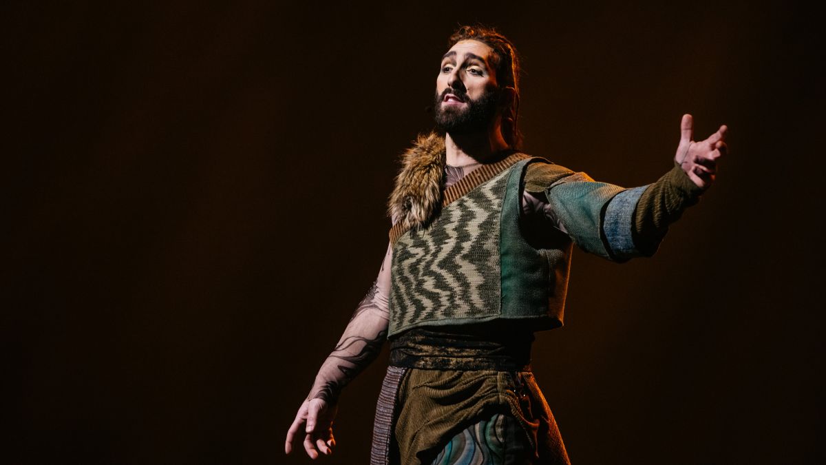 Raphaël Butler dans le rôle de Joseph Broussard dans la comédie musicale Évangéline.
