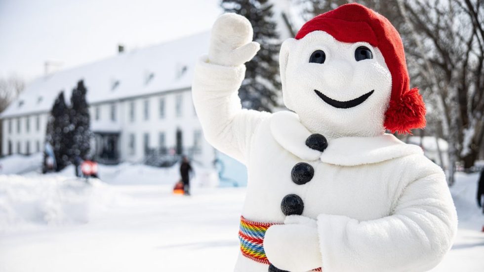 Le Bonhomme Carnaval salue de la main.