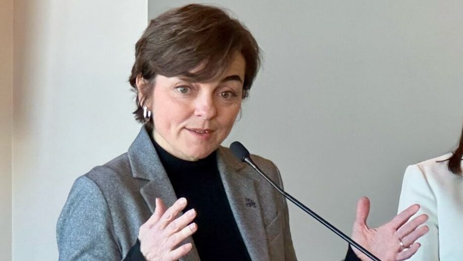 Christine Fréchette devant un lutrin.