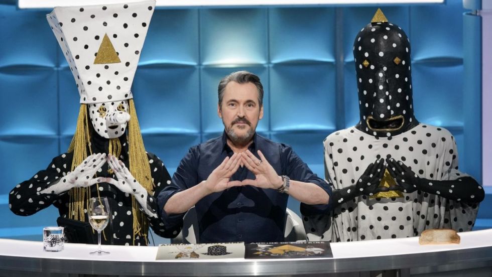 Les membres du groupe Angine de poitrine font un signal de mains avec l'animateur de TLMEP Guy A. Lepage.