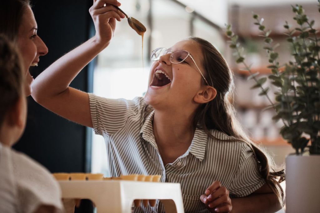 Une enfant d&eacute;guste un produit &agrave; l'&eacute;rable &agrave; l'&eacute;rabli&egrave;re Aux Petits Plaisirs.
