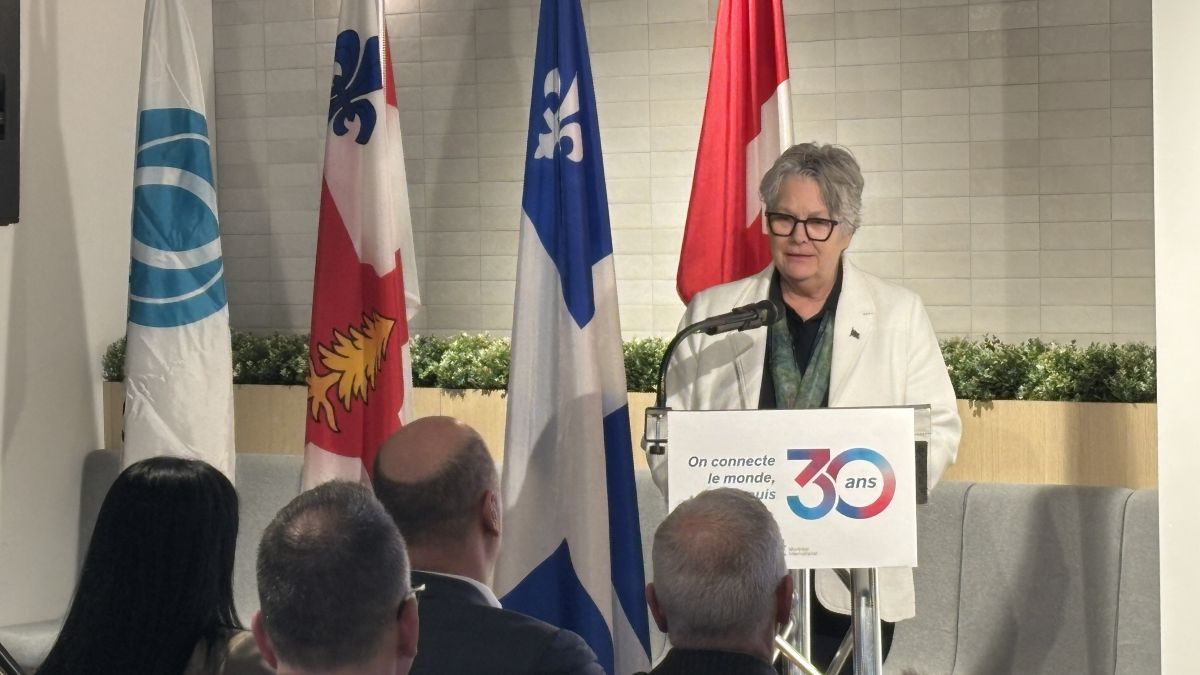 Chantal Rouleau derrière un lutrin lors d'une présentation de Montréal International.