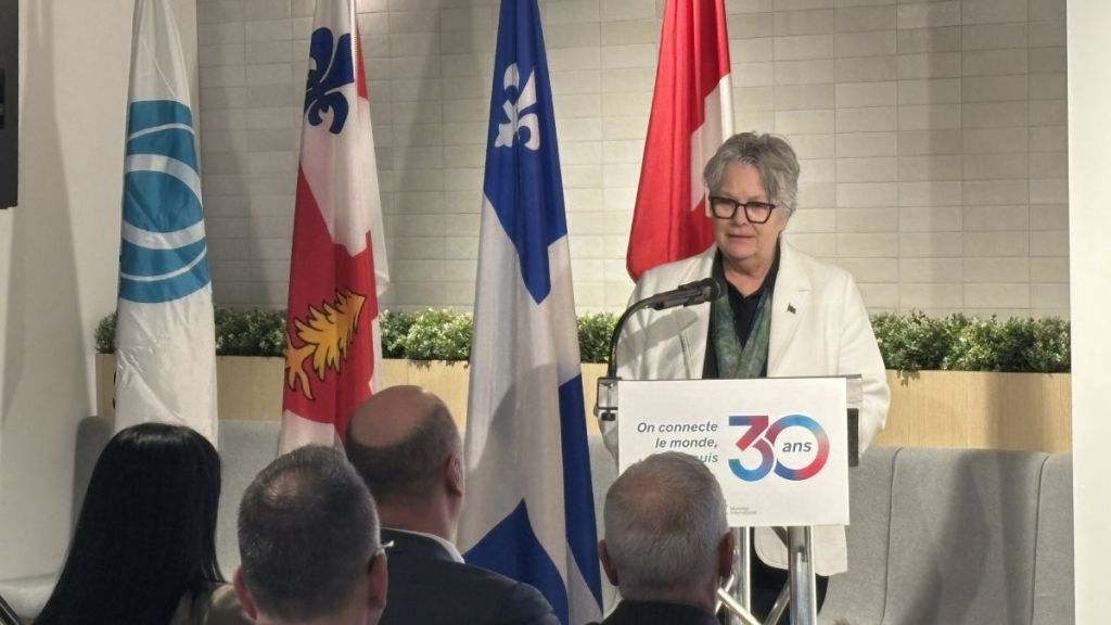 Chantal Rouleau derrière un lutrin lors d'une présentation de Montréal International.