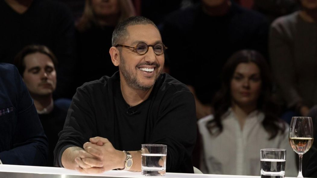 K. Maro sur le plateau de Tout le monde en parle.