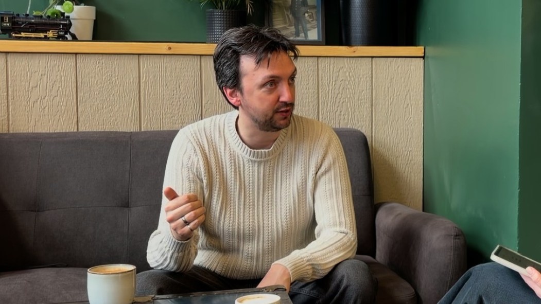 Farnell Morisset assis dans un café pendant une entrevue.