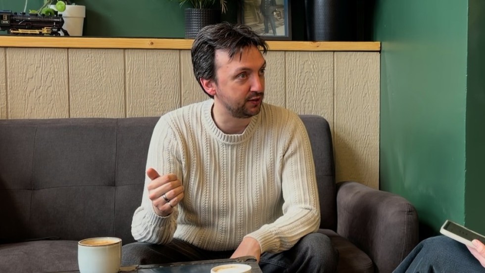 Farnell Morisset assis dans un café pendant une entrevue.