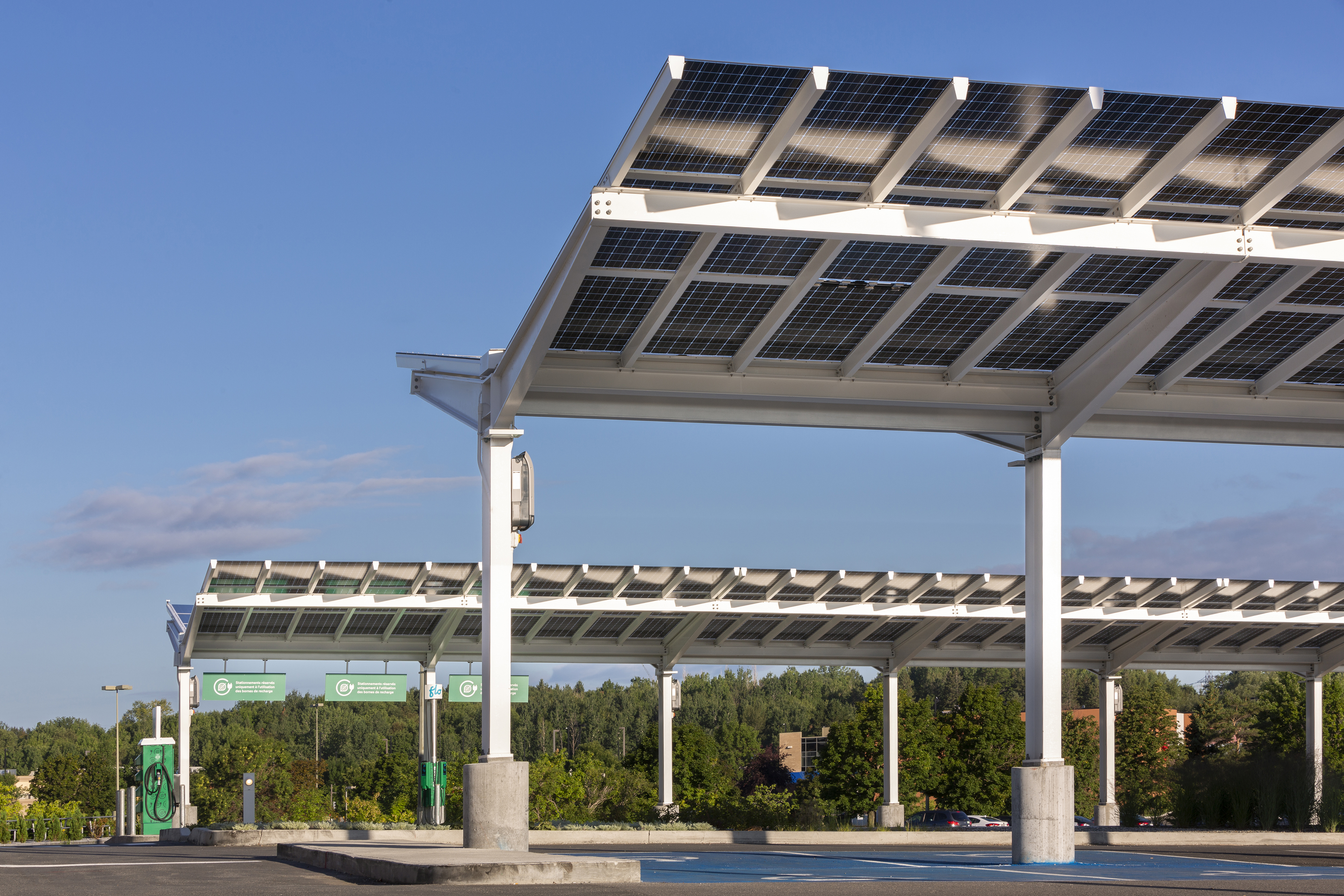 Des panneaux solaires au stationnement du Simons, Galeries de la Capitale