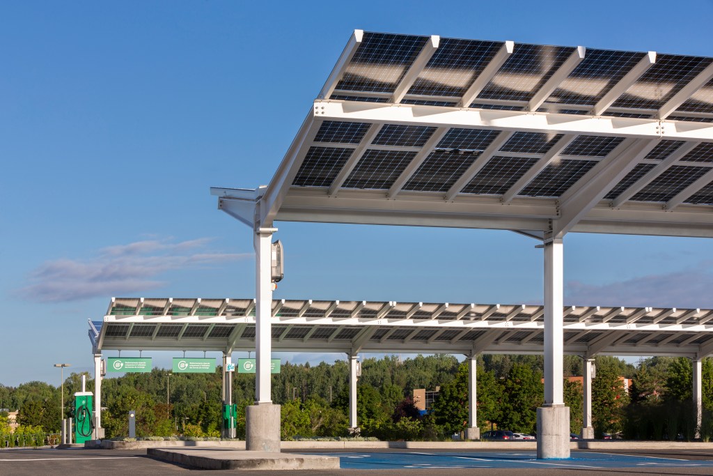 Des panneaux solaires au stationnement du Simons, Galeries de la Capitale