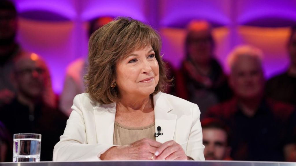 Céline Galipeau sur le plateau de Tout le monde en parle.