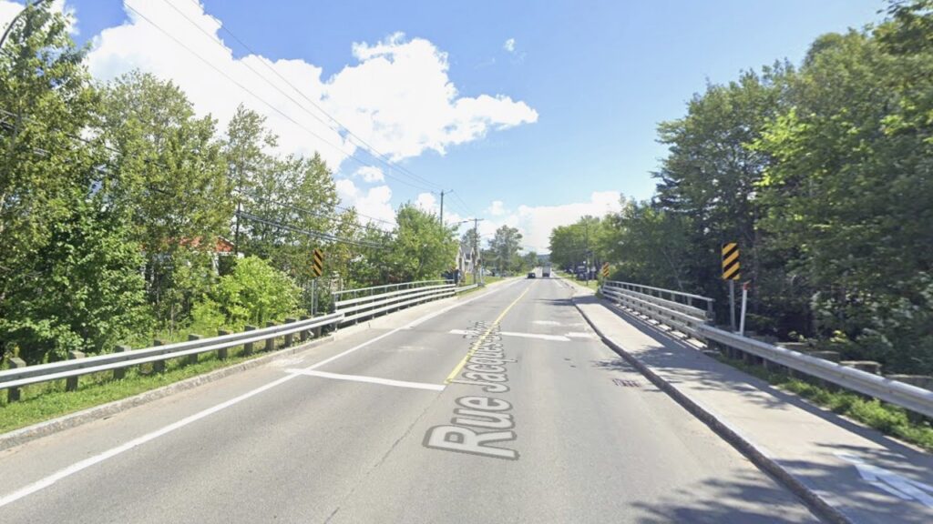 Capture d'écran de Google Street View montrant la rue Jacques-Bédard à la hauteur du pont de la rivière Saint-Charles.