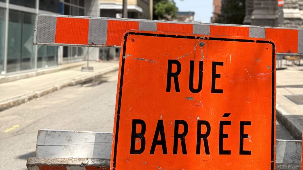 Une affiche d’une rue barrée