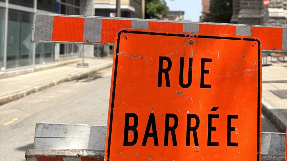 Une affiche d’une rue barrée