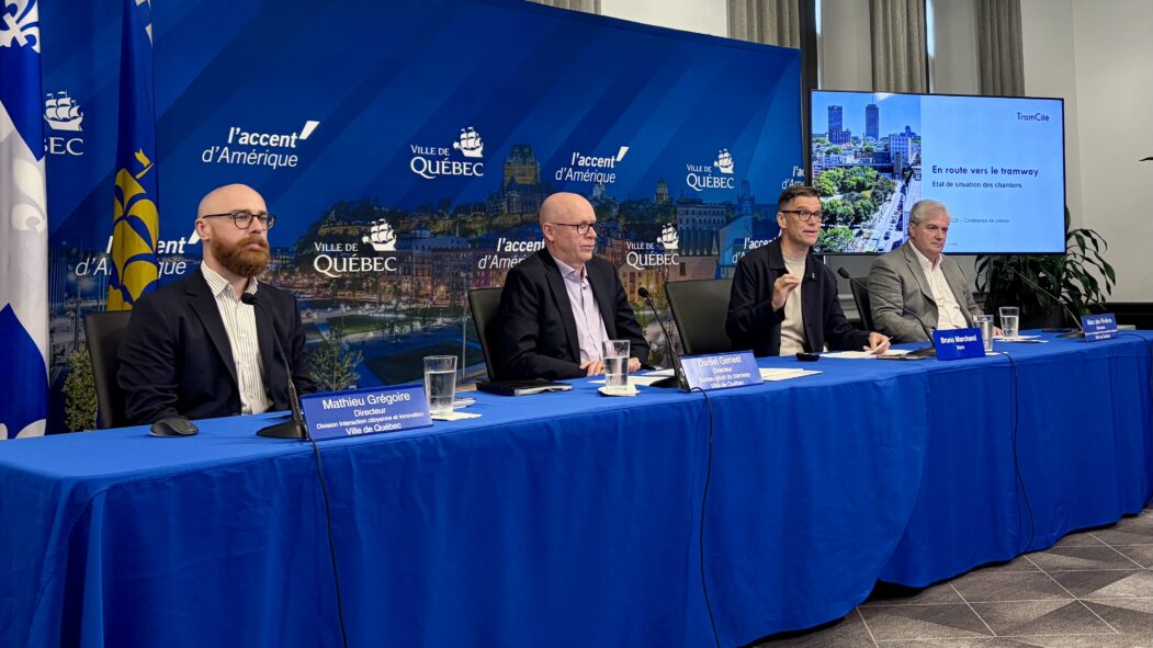 Le maire de Québec, Bruno Marchand, en point de presse sur le Tramcité accompagné de son équipe