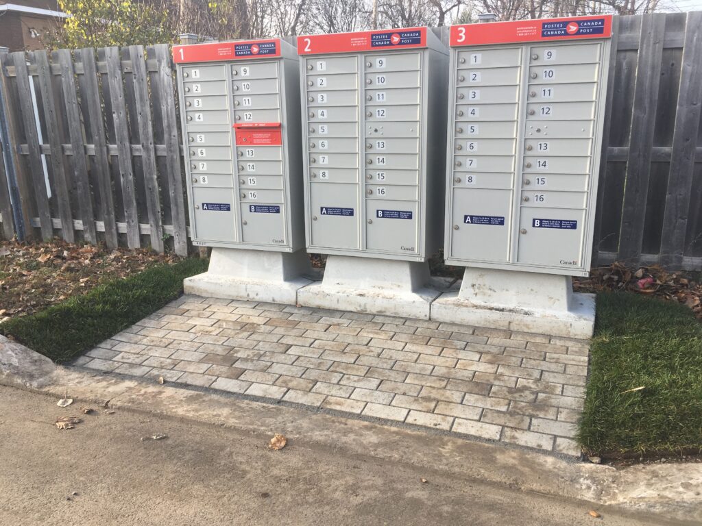 Des boîtes postales communautaires de Postes Canada.