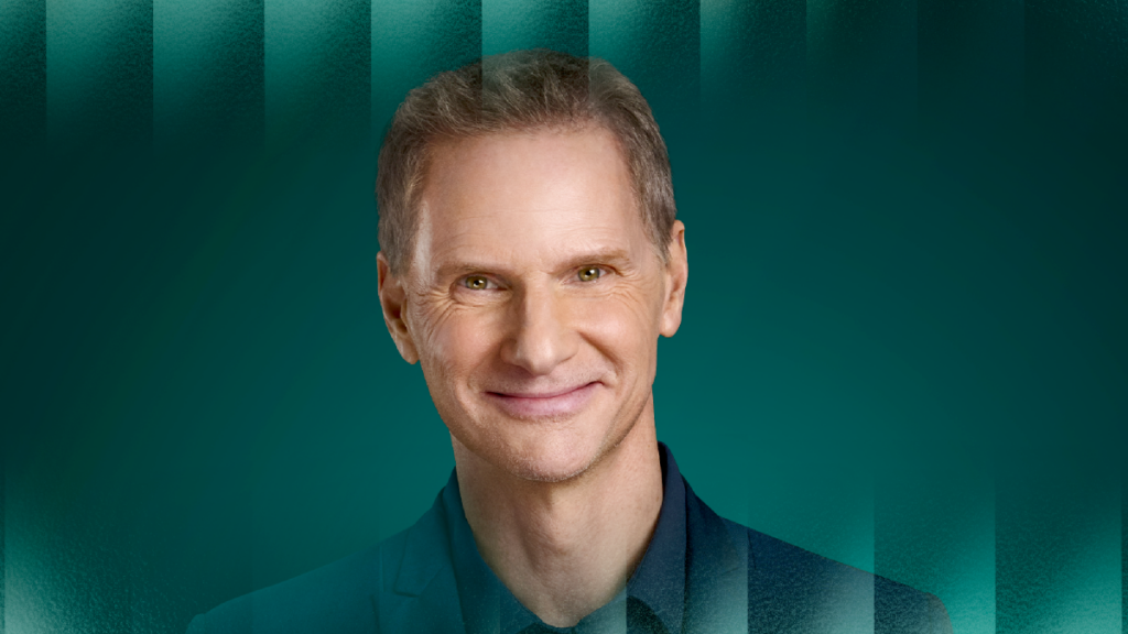 Photo de profil de l'humoriste François Morency, sur fond vert.