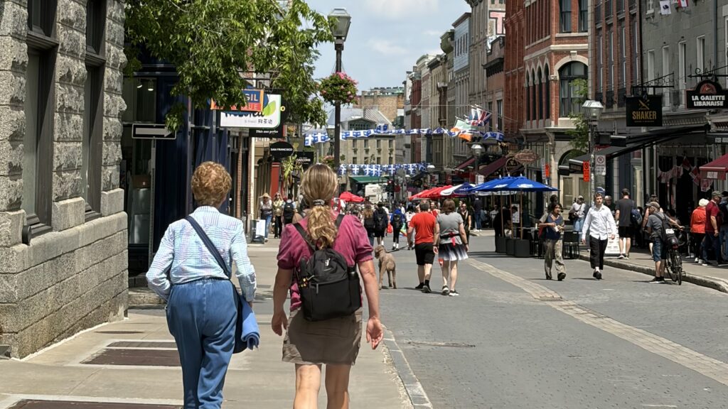 Des piétons sur la rue St-Jean, dans le Vieux-Québec