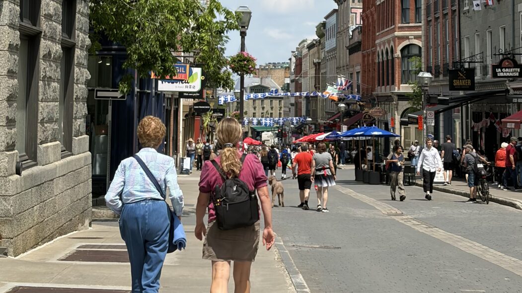 Des piétons sur la rue St-Jean, dans le Vieux-Québec