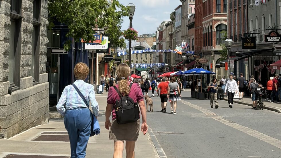 Des piétons sur la rue St-Jean, dans le Vieux-Québec