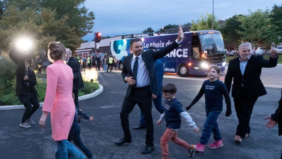 Paul St-Pierre Plamondon salue la foule à son arrivée au Face-à-face TVA le 15 septembre 2026.