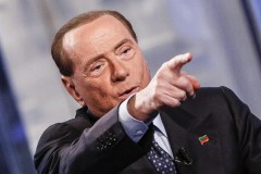 Berlusconi torna in campo, alle elezioni io ci sarò