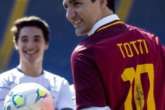 Trudeau con la maglia di Totti