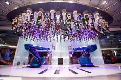 Bar robotico a Torino, i clienti inventano i drink