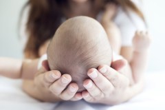 Il “profumo di bimbo” è come una droga per le mamme